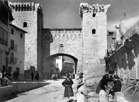 Puerta baja y fuente de los veinte caÃ±os. Daroca.