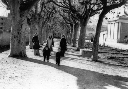 El paseo de Daroca de tierra y los bancos de cemento. Daroca.