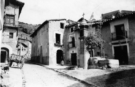 Pozo de San Vicente engalanado con ramos de pino. Daroca.
