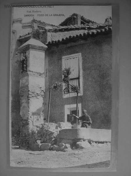 Vecina de Daroca sacando agua de un pozo.