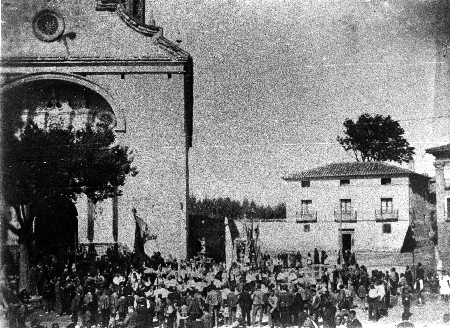Grupo de gente junto a la Plaza de EspaÃ±a en Calamocha.
