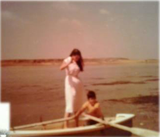 Mujer y niÃ±o en la laguna