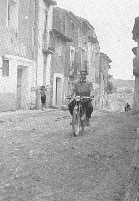 Motorista por la Calle RamÃ³n y Cajal. Langa del Castillo.