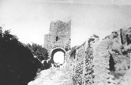 Puerta de acceso al castillo. Langa del Castillo.