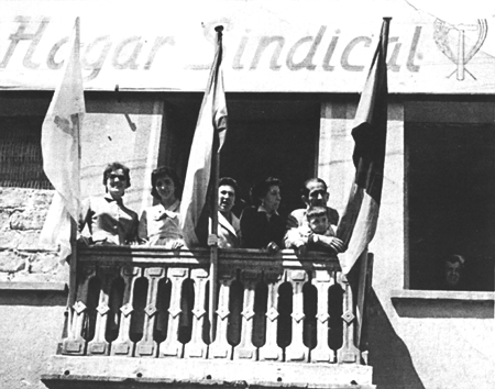 En el balcÃ³n del Hogar Sindical. Langa del Castillo.