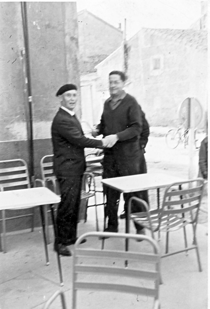 Manuel y un amigo en la puerta del bar. Caminreal