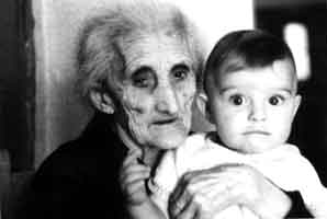 Abuela y nieto. Mainar