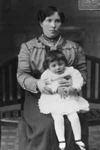 Madre e hija. AÃ±o 1919. Mainar.