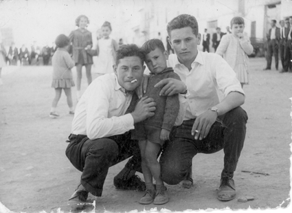 JÃ³venes con niÃ±o en fiestas. Bello