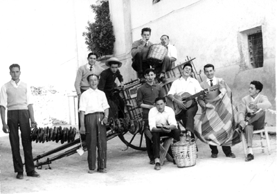 JÃ³venes con carro, rollos y guitarra. Bello