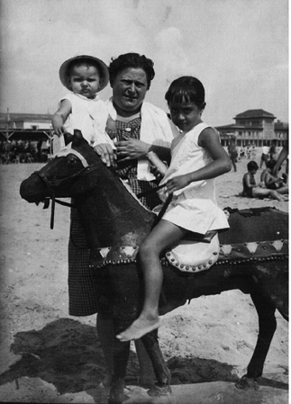Magdalena Bachiller y sobrinas. Bello.