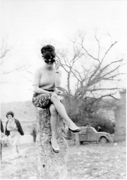 Chica sentada sobre la columna. Bello