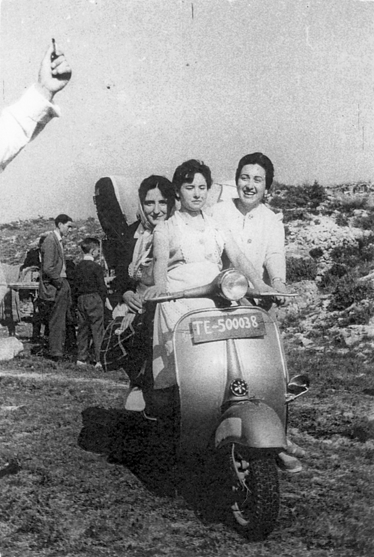 Muchachas en moto. Bello