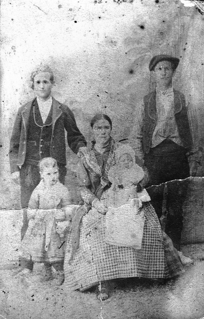 Familia HernÃ¡ndez Vicente. Bello. AÃ±o 1895.