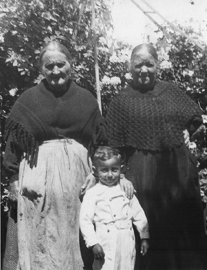 Ãngela MartÃ­nez, MarÃ­a Barrado y el nieto de MarÃ­a. Bello.