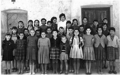 Grupo de niÃ±as en la escuela. Bello