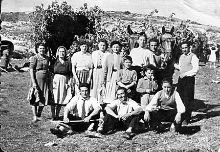 Grupo de vecinos de Bello .