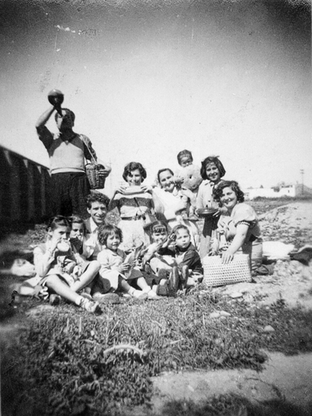 Familia pasando un dÃ­a en el campo. Bello.