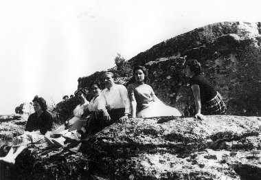 Sentados en las rocas. Bello