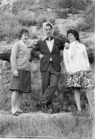 Mujeres y hombre en el monte. Bello