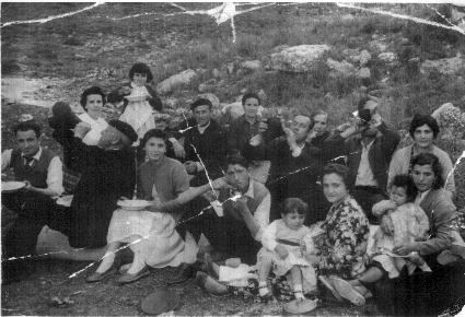 Familias comiendo en el monte. Bello