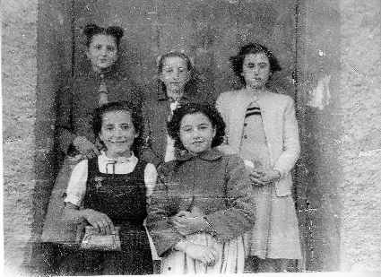 Muchachas en el portal. Bello