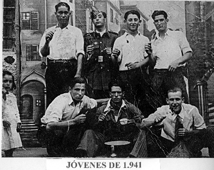 JÃ³venes delante de lienzo. Bello