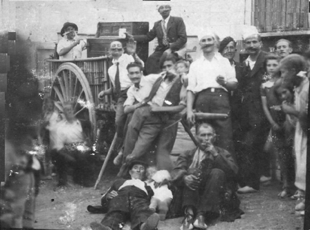 Grupo de vecinos de Bello.