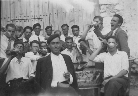 Grupo de vecinos de Bello.