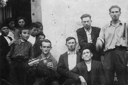 Grupo de vecinos de Bello.