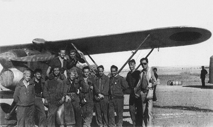 Grupo con avioneta. Bello