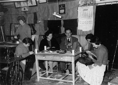 El maestro sastre en su taller de la Calle Mayor con las aprendizas. Daroca.