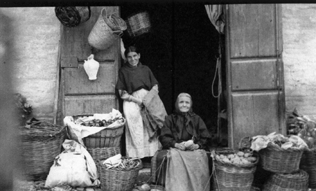 Vendiendo a la puerta del patio. Daroca.