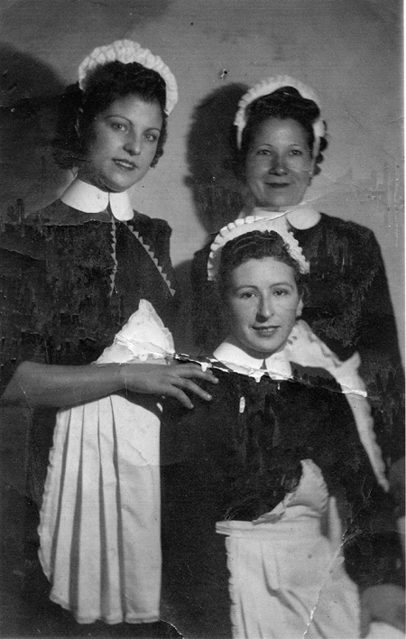 Doncellas con sus trajes tÃ­picos. Daroca.