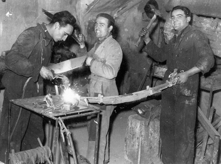 Grupo de trabajadores haciendo ballestas. Daroca.