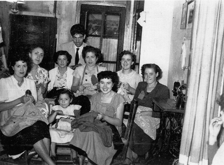 Un grupo de aprendices de la modista InÃ©s. Daroca.