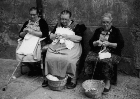 Mujeres haciendo ganchillo a la puerta de una casa. Daroca.