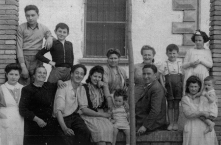 Familia de Daroca con las niÃ±eras que cuidaban de los niÃ±os. Daroca.
