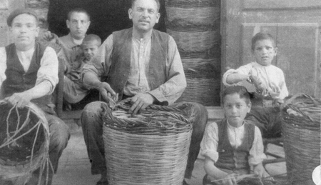 Cesteros trabajando con el mimbre y la caÃ±a. Daroca.