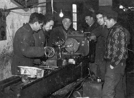 Trabajando en el torno. Daroca.