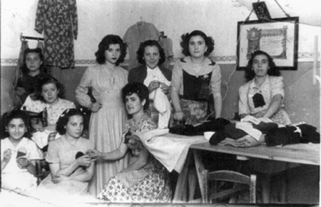 Modistas posando en el taller. Daroca.