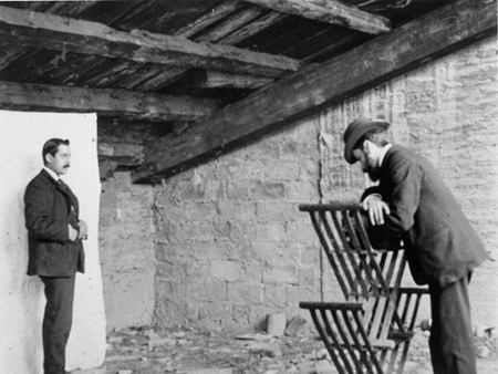El Sr. Lorente haciendo una fotografÃ­a a un amigo. Daroca.