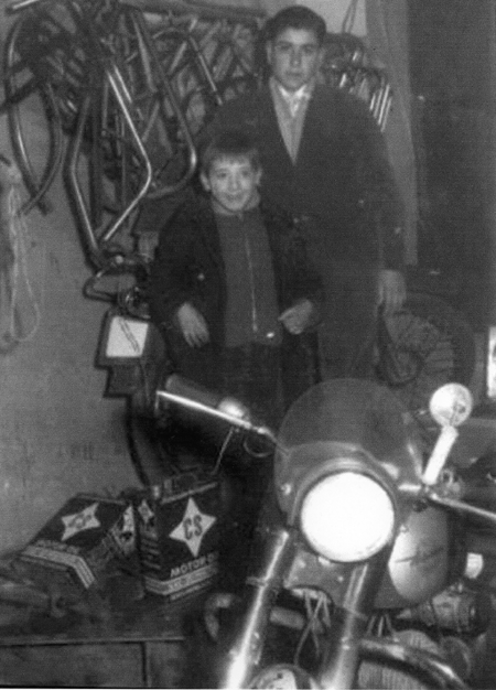 Taller de bicicletas y motos, situado en la Calle Mayor. Daroca.