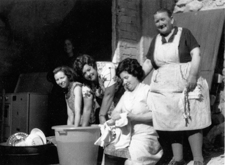Amas de casa lavando y fregando en la calle. Daroca.