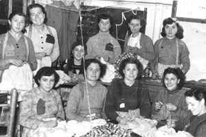 Aprendizas en un curso de corte y confecciÃ³n en Daroca