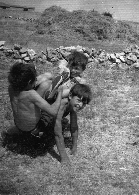 Juego infantil llamado "hÃ­nchate sapo". Daroca.