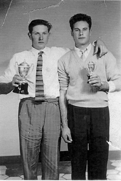 Vecinos de Daroca con trofeos.