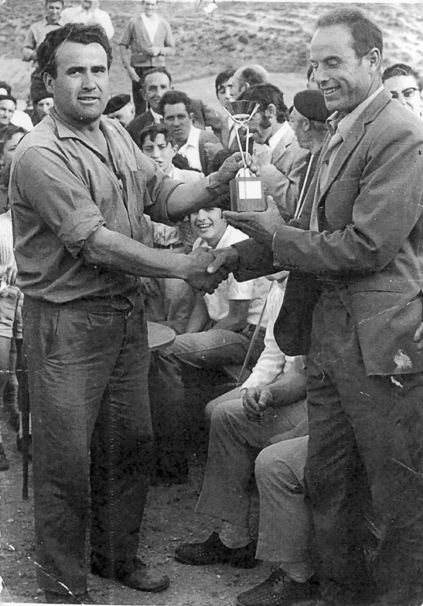 Vecinos de Daroca con trofeos.
