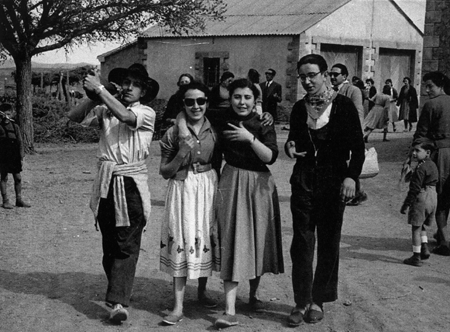 JÃ³venes en la Fiesta de Pascua en el pinar de Daroca.