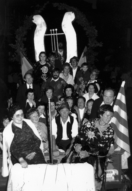 Vecinos de Daroca en una carroza en fiestas.